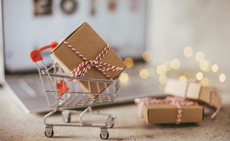 Mastering Year-End Peak Season: Out-of-Home eCommerce Delivery for Growth, Satisfaction, and Sustainability